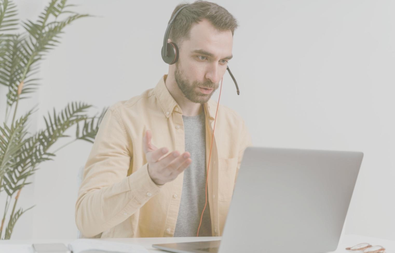 Persona che pratica tecniche di rilassamento in ambiente naturale